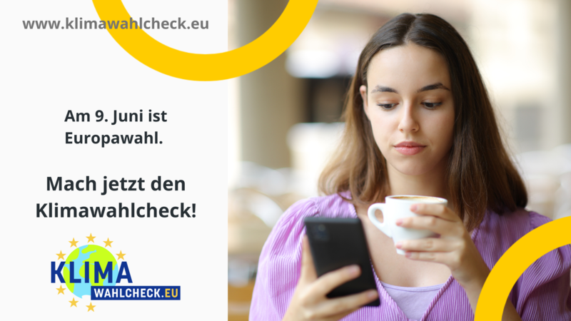 Frau mit Kaffeetasse blickt nachdenklich auf ihr Smartphone. Aufruf: "Am 9. Juni ist Europawahl. Mach jetzt den Klimawahlcheck!"